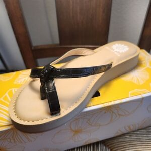 💖💖💖💖Yellow Box Black Croc-Texture Thong Sandal with Beige Footbed